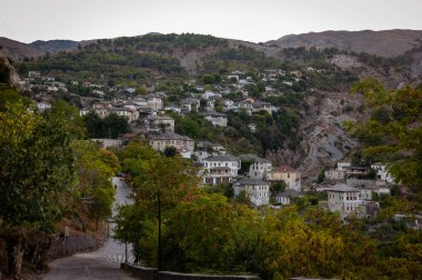 Arnavutluk 'un Cirokaster kentinin merkezine bakan şatodan yaz mevsiminde bir manzara. Yüksek kalite fotoğraf