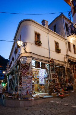 Cirokastra, Arnavutluk - 15 Eylül 2020: Arnavutluk 'un Cirokaster kentindeki hediyelik eşya dükkanlarının olduğu sokak sahnesi. Eski Cirokaster kasabası UNESCO 'nun bir Dünya Mirası Alanıdır. Yüksek kalite fotoğraf