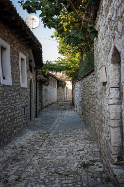 Osum Nehri üzerindeki Berat kasabasında gün batımı, beyaz Osmanlı evleriyle tanınıyor. Ayrıca Bin Pencere Şehri olarak da bilinir. Kalenin altındaki yamaca karşı inşa edilmiştir..