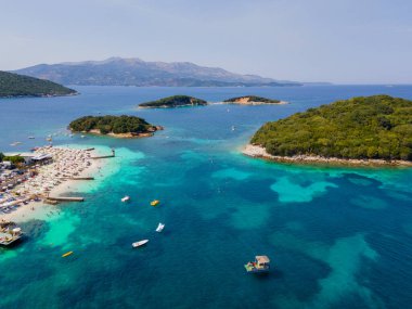 Arnavutluk Riviera 'nın Ksamil kentinin panoramik manzarası. Ksamil adaları Saranda yakınlarında yer alır. Üst Manzara. Güzel varış yerleri. Yüksek kalite fotoğraf