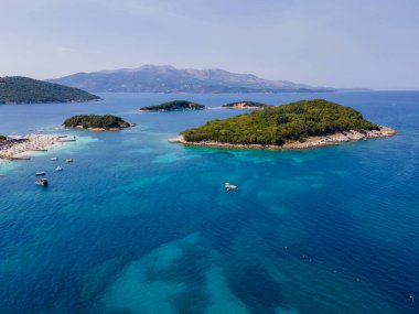 Arnavutluk Riviera 'nın Ksamil kentinin panoramik manzarası. Ksamil adaları Saranda yakınlarında yer alır. Üst Manzara. Güzel varış yerleri. Yüksek kalite fotoğraf