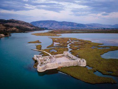 Ali Pashas kalesi Butrint Gölü Milli Parkı 'nda. Yüksek kalite fotoğraf