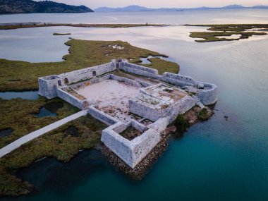 Ali Pashas kalesi Butrint Gölü Milli Parkı 'nda. Yüksek kalite fotoğraf