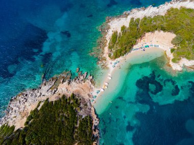 Arnavutluk Riviera 'nın Ksamil kentinin panoramik manzarası. Ksamil adaları Saranda yakınlarında yer alır. Üst Manzara. Güzel varış yerleri. Yüksek kalite fotoğraf