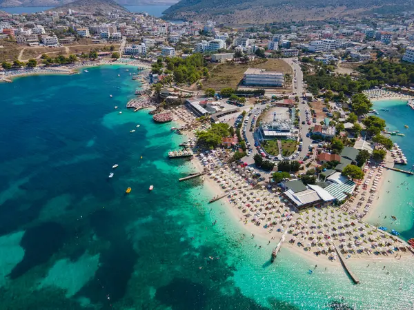Arnavutluk Riviera 'nın Ksamil kentinin panoramik manzarası. Ksamil adaları Saranda yakınlarında yer alır. Üst Manzara. Güzel varış yerleri. Yüksek kalite fotoğraf