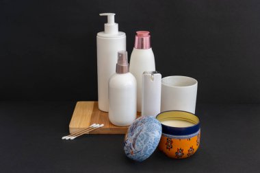 Deterjan, jel, çamaşır tozu ya da kozmetik ürünleri depolamak için ideal kapaklı beyaz plastik bir kap. Ev veya endüstriyel kullanım için gösterişli, dayanıklı ve çok yönlü ambalaj.