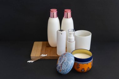 Deterjan, jel, çamaşır tozu ya da kozmetik ürünleri depolamak için ideal kapaklı beyaz plastik bir kap. Ev veya endüstriyel kullanım için gösterişli, dayanıklı ve çok yönlü ambalaj.