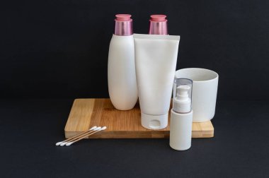 Deterjan, jel, çamaşır tozu ya da kozmetik ürünleri depolamak için ideal kapaklı beyaz plastik bir kap. Ev veya endüstriyel kullanım için gösterişli, dayanıklı ve çok yönlü ambalaj.