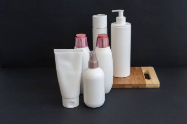 Deterjan, jel, çamaşır tozu ya da kozmetik ürünleri depolamak için ideal kapaklı beyaz plastik bir kap. Ev veya endüstriyel kullanım için gösterişli, dayanıklı ve çok yönlü ambalaj.