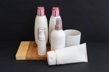 Deterjan, jel, çamaşır tozu ya da kozmetik ürünleri depolamak için ideal kapaklı beyaz plastik bir kap. Ev veya endüstriyel kullanım için gösterişli, dayanıklı ve çok yönlü ambalaj.