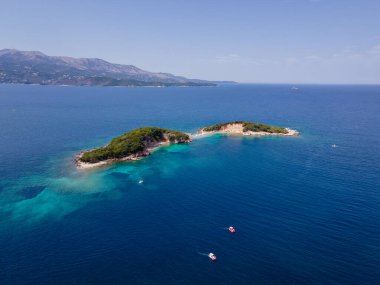 Arnavutluk Riviera 'nın Ksamil kentinin panoramik manzarası. Ksamil adaları Saranda yakınlarında yer alır. Üst Manzara. Güzel varış yerleri. Yüksek kalite fotoğraf
