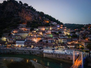 Osum Nehri üzerindeki Berat kasabasında gün batımı, beyaz Osmanlı evleriyle tanınıyor. Aynı zamanda 