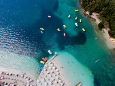 Arnavutluk Riviera 'nın Ksamil kentinin panoramik manzarası. Ksamil adaları Saranda yakınlarında yer alır. Üst Manzara. Güzel varış yerleri. Yüksek kalite fotoğraf
