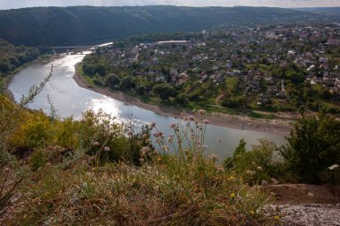 Yazın Dnister nehri kanyonu ve ünlü Ukrayna Zalischyky kasabasının hava manzarası. Ternopil bölgesi, Ukrayna, Avrupa. Yüksek kalite fotoğraf