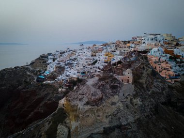 Oia, Santorini 'nin beyazlatılmış köyünün nefes kesici hava manzarası, Ege Denizi' ne bakan sonsuz havuzlu lüks tatil beldelerini gösteriyor. Kiklad mimarisinin çarpıcı bir karışımı.