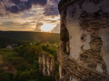 Ukrayna 'nın Ternopil ilinin Zalishchyky kasabası yakınlarındaki antik Chervonohorod şatosunun kalıntıları görülüyor. Yüksek kalite fotoğraf