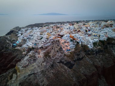 Oia, Santorini 'nin beyazlatılmış köyünün nefes kesici hava manzarası, Ege Denizi' ne bakan sonsuz havuzlu lüks tatil beldelerini gösteriyor. Kiklad mimarisinin çarpıcı bir karışımı.