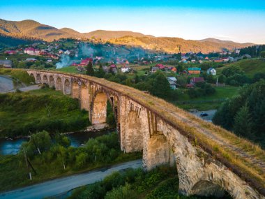 Vorohta, Vorokhta 'nın Alp köyü, antik Avusturya' da anıtsal klasik kemerlere sahip bir dizi köprüdür. Fırtına ve yağmur dağların üzerinde güzel bir gökkuşağı oluşturur..