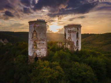 Ukrayna 'nın Ternopil ilinin Zalishchyky kasabası yakınlarındaki antik Chervonohorod şatosunun kalıntıları görülüyor. Yüksek kalite fotoğraf