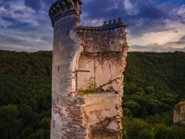 Ukrayna 'nın Ternopil ilinin Zalishchyky kasabası yakınlarındaki antik Chervonohorod şatosunun kalıntıları görülüyor. Yüksek kalite fotoğraf