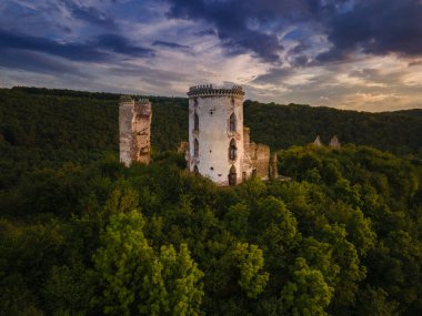 Ukrayna 'nın Ternopil ilinin Zalishchyky kasabası yakınlarındaki antik Chervonohorod şatosunun kalıntıları görülüyor. Yüksek kalite fotoğraf