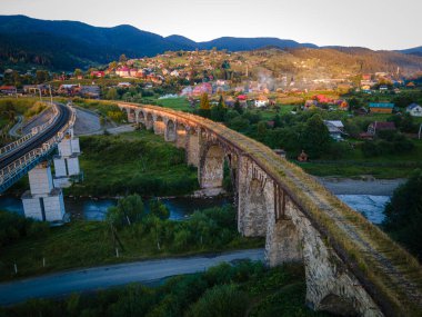 Vorohta, Vorokhta 'nın Alp köyü, antik Avusturya' da anıtsal klasik kemerlere sahip bir dizi köprüdür. Fırtına ve yağmur dağların üzerinde güzel bir gökkuşağı oluşturur..