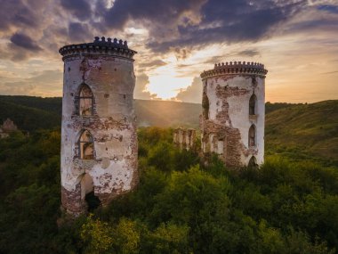 Ukrayna 'nın Ternopil ilinin Zalishchyky kasabası yakınlarındaki antik Chervonohorod şatosunun kalıntıları görülüyor. Yüksek kalite fotoğraf