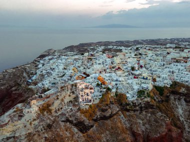 Oia, Santorini 'nin beyazlatılmış köyünün nefes kesici hava manzarası, Ege Denizi' ne bakan sonsuz havuzlu lüks tatil beldelerini gösteriyor. Kiklad mimarisinin çarpıcı bir karışımı.