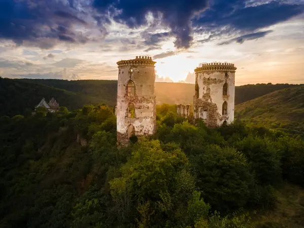 Ukrayna 'nın Ternopil ilinin Zalishchyky kasabası yakınlarındaki antik Chervonohorod şatosunun kalıntıları görülüyor. Yüksek kalite fotoğraf