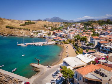 Yunanistan 'ın Girit kentinin Rethymno kentindeki büyüleyici bir kıyı köyü olan Panormo' nun pitoresk bir manzarası. Bu geleneksel sahil kasabasında beyazlatılmış evler, sakin bir liman ve Akdeniz manzarası yer alıyor.