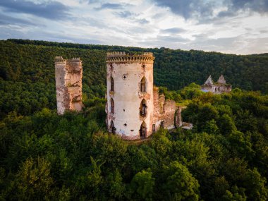 Ukrayna 'nın Ternopil ilinin Zalishchyky kasabası yakınlarındaki antik Chervonohorod şatosunun kalıntıları görülüyor. Yüksek kalite fotoğraf