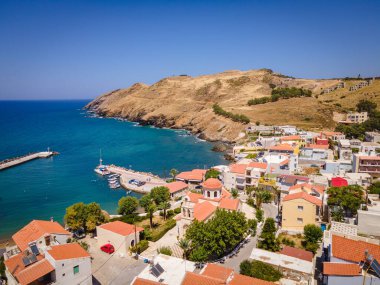 Yunanistan 'ın Girit kentinin Rethymno kentindeki büyüleyici bir kıyı köyü olan Panormo' nun pitoresk bir manzarası. Bu geleneksel sahil kasabasında beyazlatılmış evler, sakin bir liman ve Akdeniz manzarası yer alıyor.