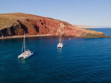 Hava aracı, Akrotiri yakınlarında Santorini 'nin güneyinde, körfezde iki yelkenliyle Kızıl Kumsalı ele geçirdi.