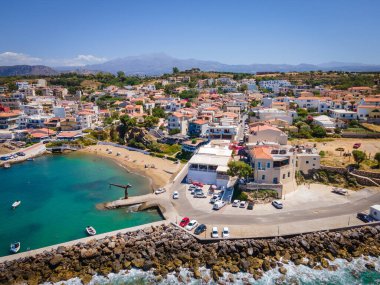 Yunanistan 'ın Girit kentinin Rethymno kentindeki büyüleyici bir kıyı köyü olan Panormo' nun pitoresk bir manzarası. Bu geleneksel sahil kasabasında beyazlatılmış evler, sakin bir liman ve Akdeniz manzarası yer alıyor.