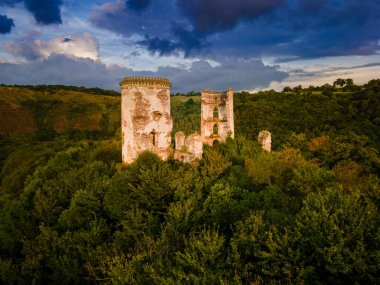 Ukrayna 'nın Ternopil ilinin Zalishchyky kasabası yakınlarındaki antik Chervonohorod şatosunun kalıntıları görülüyor. Yüksek kalite fotoğraf