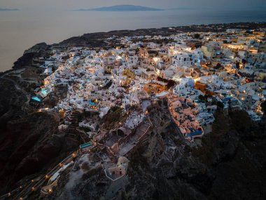 Oia, Santorini 'nin beyazlatılmış köyünün nefes kesici hava manzarası, Ege Denizi' ne bakan sonsuz havuzlu lüks tatil beldelerini gösteriyor. Kiklad mimarisinin çarpıcı bir karışımı.