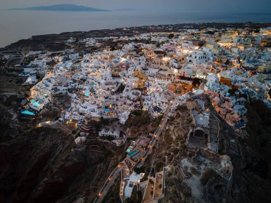 Oia, Santorini 'nin beyazlatılmış köyünün nefes kesici hava manzarası, Ege Denizi' ne bakan sonsuz havuzlu lüks tatil beldelerini gösteriyor. Kiklad mimarisinin çarpıcı bir karışımı.