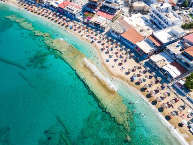 Yunanistan 'ın Girit kentindeki Heraklion yakınlarındaki Agia Pelagia' nın güzel sahil ve körfezinin nefes kesici manzarası. Kristal gibi berrak sular, kumlu plajlar ve muhteşem bir manzara mükemmel bir Akdeniz kaçışı yaratır.