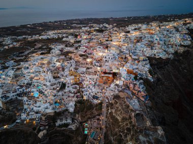 Oia, Santorini 'nin beyazlatılmış köyünün nefes kesici hava manzarası, Ege Denizi' ne bakan sonsuz havuzlu lüks tatil beldelerini gösteriyor. Kiklad mimarisinin çarpıcı bir karışımı.