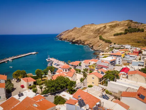 Yunanistan 'ın Girit kentinin Rethymno kentindeki büyüleyici bir kıyı köyü olan Panormo' nun pitoresk bir manzarası. Bu geleneksel sahil kasabasında beyazlatılmış evler, sakin bir liman ve Akdeniz manzarası yer alıyor.