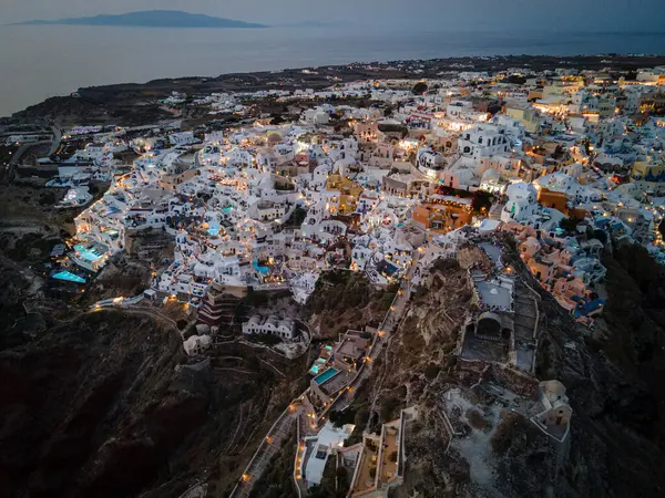 Oia, Santorini 'nin beyazlatılmış köyünün nefes kesici hava manzarası, Ege Denizi' ne bakan sonsuz havuzlu lüks tatil beldelerini gösteriyor. Kiklad mimarisinin çarpıcı bir karışımı.