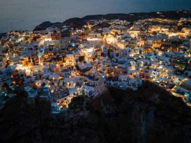 Oia, Santorini 'nin beyazlatılmış köyünün nefes kesici hava manzarası, Ege Denizi' ne bakan sonsuz havuzlu lüks tatil beldelerini gösteriyor. Kiklad mimarisinin çarpıcı bir karışımı.