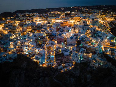 Oia, Santorini 'nin beyazlatılmış köyünün nefes kesici hava manzarası, Ege Denizi' ne bakan sonsuz havuzlu lüks tatil beldelerini gösteriyor. Kiklad mimarisinin çarpıcı bir karışımı.