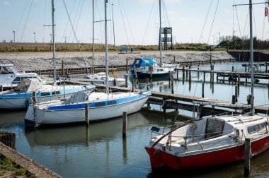 Hollanda 'nın Zeeland kentindeki sevimli bir köyün sessiz bir marinasına birkaç küçük tekne yanaştı. Sakin sular ve güzel manzaralar barışçıl ve davetkar bir atmosfer yaratır..