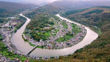 Fransa 'nın Montherm kentinin çarpıcı insansız hava aracı görüntüsü yemyeşil tepeler ve kıvrımlı Meuse Nehri arasındaki manzaralı kasabayı yakalıyor. Resimli bir manzara doğayı ve büyüleyici mimariyi gözler önüne seriyor..
