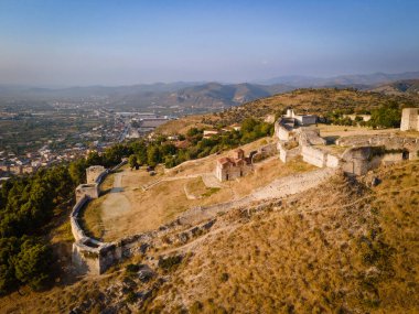Arnavutluk 'ta yer alan eski Berat Şatosu ve günbatımındaki antik mahallelerinin hava manzarası. Fotoğraf İHA ile çekildi