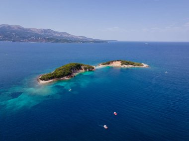 Arnavutluk Riviera 'nın Ksamil kentinin panoramik manzarası. Ksamil adaları Saranda yakınlarında yer alır. Üst Manzara. Güzel varış yerleri. Yüksek kalite fotoğraf