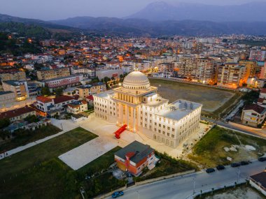 Osum Nehri üzerindeki Berat kasabasında gün batımı, beyaz Osmanlı evleriyle tanınıyor. Ayrıca Bin Pencere Şehri olarak da bilinir. Kalenin altındaki yamaca karşı inşa edilmiştir..