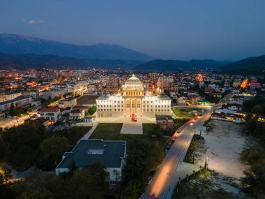 Osum Nehri üzerindeki Berat kasabasında gün batımı, beyaz Osmanlı evleriyle tanınıyor. Ayrıca Bin Pencere Şehri olarak da bilinir. Kalenin altındaki yamaca karşı inşa edilmiştir..