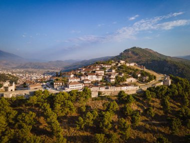 Arnavutluk 'ta yer alan eski Berat Şatosu ve günbatımındaki antik mahallelerinin hava manzarası. Fotoğraf İHA ile çekildi